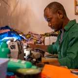 ...sempre frutto della creativit� di Nawa e del suo fidato assistente: il 35enne Thierno Halidou. Troviamo quest�ultimo nel laboratorio del concept store, mentre � intento ad armeggiare con una macchina per cucire